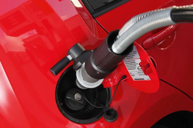 Paliwo CNG – co to jest i dlaczego warto je stosować w pojazdach?